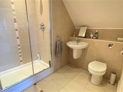 TILED EN-SUITE 3-PIECE SHOWER ROOM